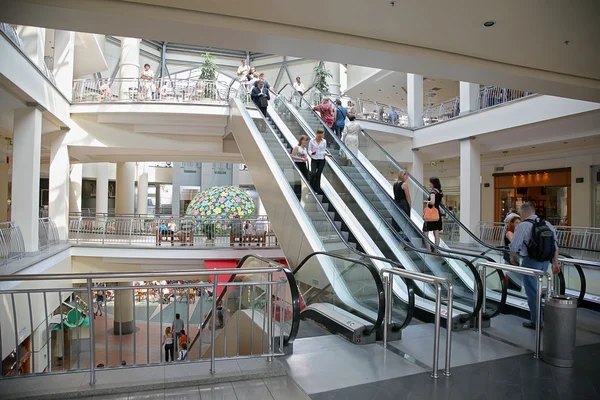 Escaleras mecánicas en el centro comercial —  Fotos de Stock