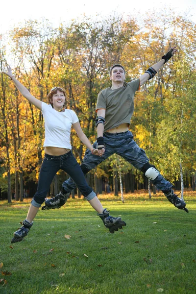 Joven rodillo pareja salto —  Fotos de Stock