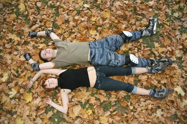 Молода рольова пара лежить — стокове фото