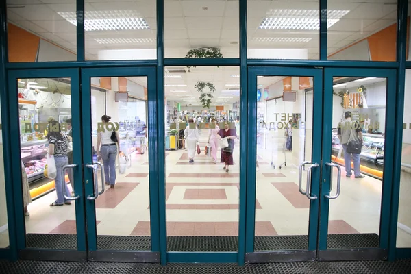 De ingang van de supermarkt — Stockfoto