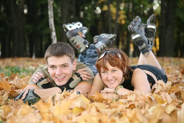 Mladí váleček pár spočívá v parku 2 — Stock fotografie