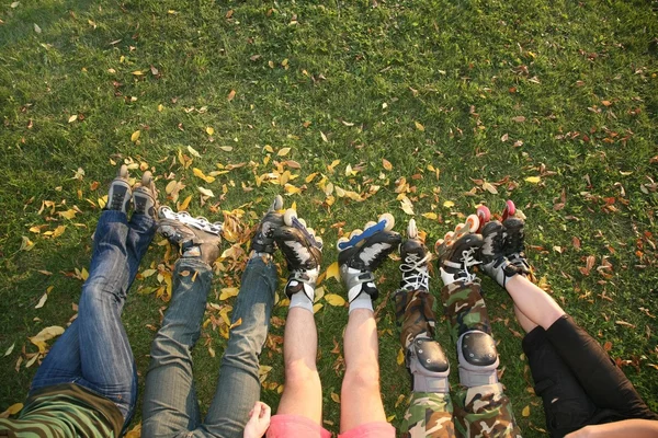 Roller benen op het gras — Stockfoto