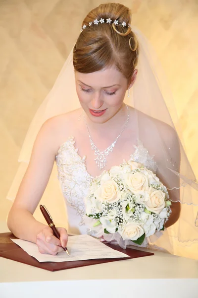 Nevěsta nastaví podpis — Stock fotografie