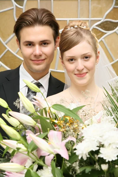 Snoubenec s nevěstou, které stojí — Stock fotografie