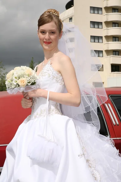 Невеста в стороне от автомобиля — стоковое фото