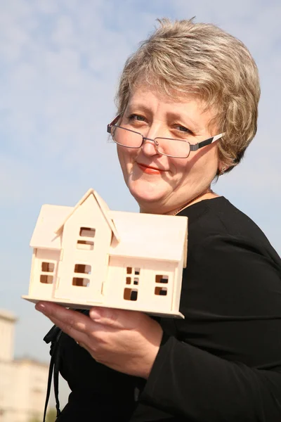 Senoir woman with house model — Stock Photo, Image