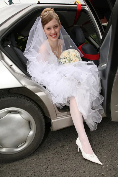 Braut im Auto — Stockfoto