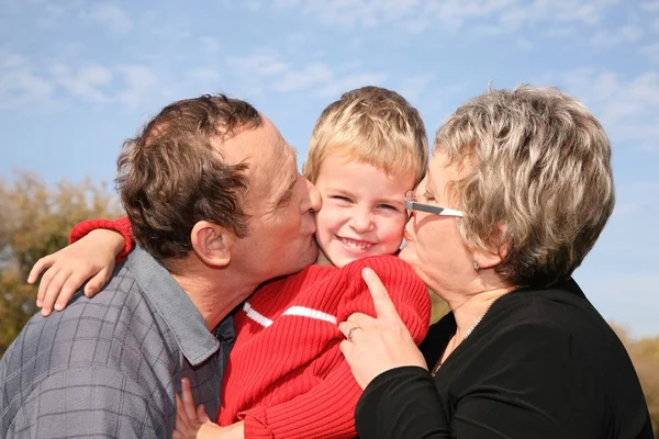 Mormor och morfar kiss sonson — Stockfoto