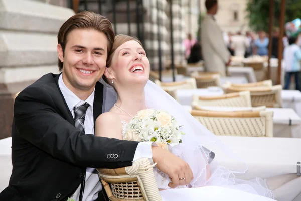 Verloofde met de bruid in het café — Stockfoto