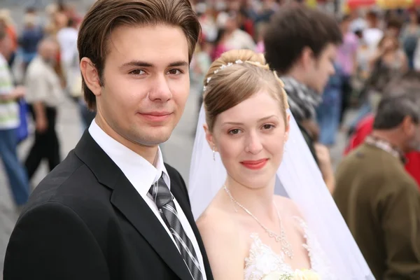 Nevěsty a snoubence na pozadí — Stock fotografie