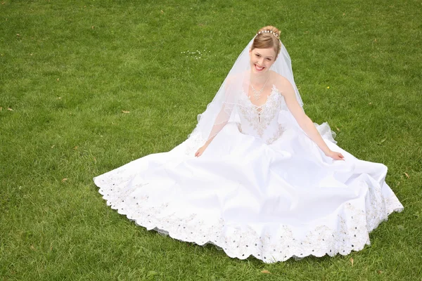 Bruid op het gras — Stockfoto