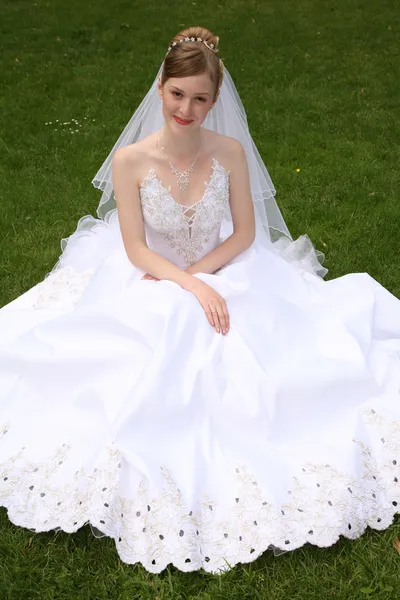 Braut auf der Wiese — Stockfoto