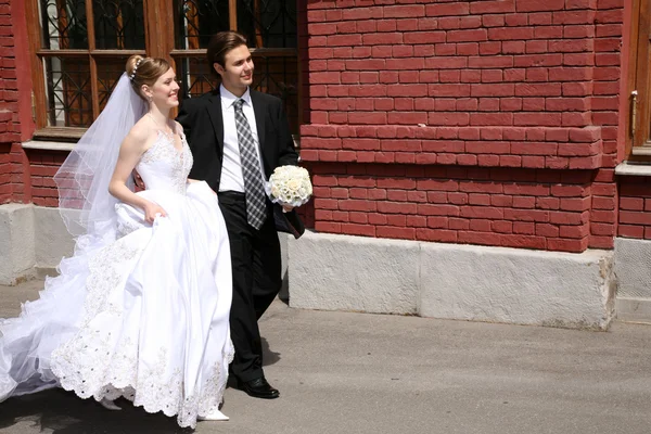 Невеста и жених на улице — стоковое фото