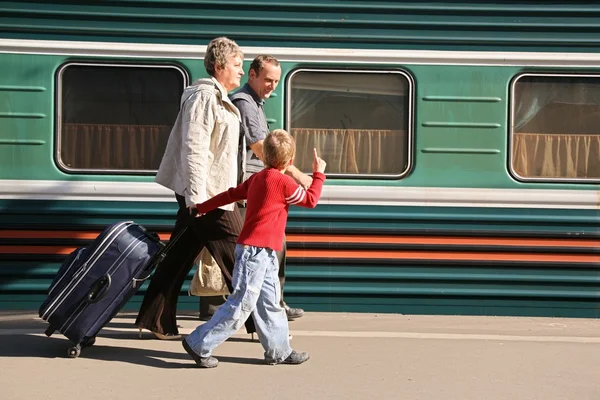 Babcia i dziadek z wnukiem na stacji — Zdjęcie stockowe