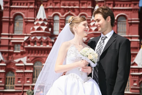Fiance and bride against the background of historical museum in Moscow — Stock Photo, Image