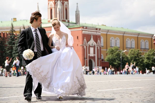Bruid en verloofde op het Rode plein — Stockfoto
