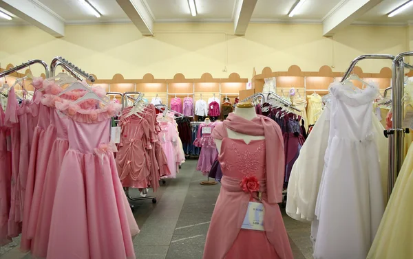 A loja do vestido da mulher — Fotografia de Stock