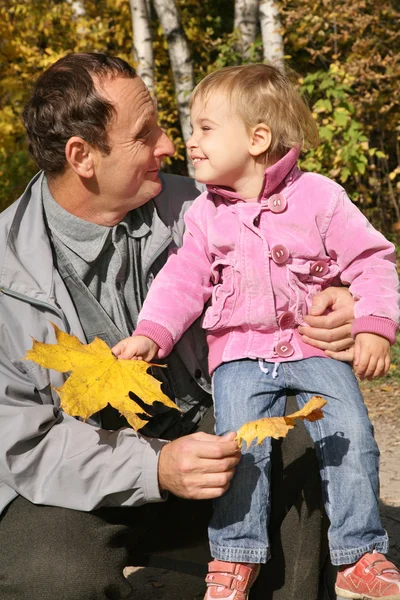 Nonno con la nipote nel parco in autunno 3 — Foto Stock