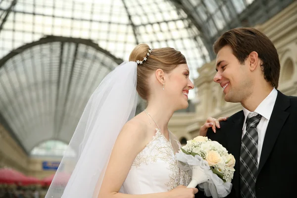 Bruden och fästman i passage — Stockfoto