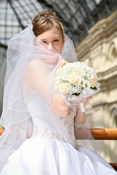 Невеста в пассаже — стоковое фото