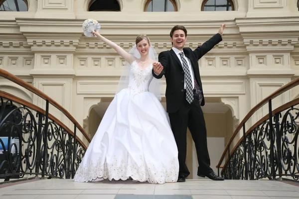Жених и невеста с букетом — стоковое фото