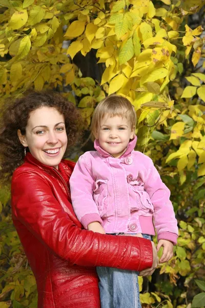 Moeder en dochter in het park in het najaar — Stockfoto