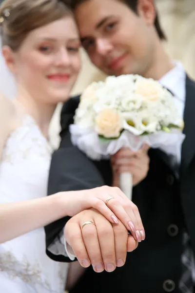 Fästman med bruden, visar ringen — Stockfoto