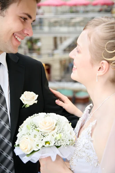 Gelinler nişanlısı gülümsüyor — Stok fotoğraf