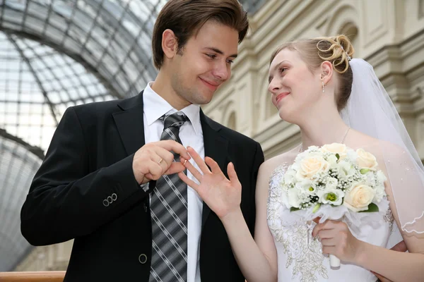 婚約者が花嫁にリングを置く — ストック写真