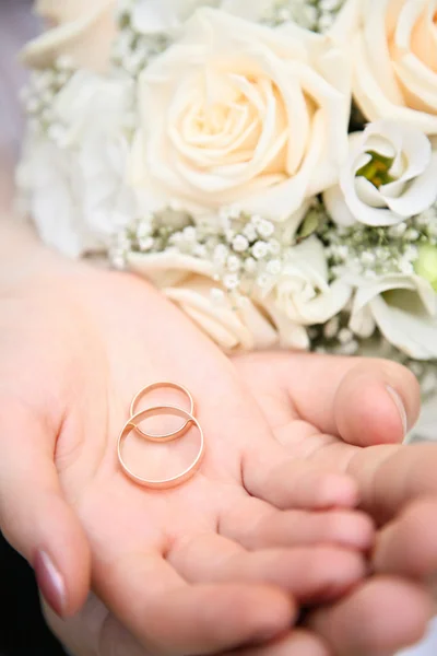 Pierścienie, które leżą na dłoni — Zdjęcie stockowe