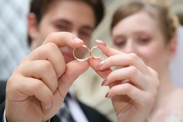 Pareja de boda con anillos — Foto de Stock