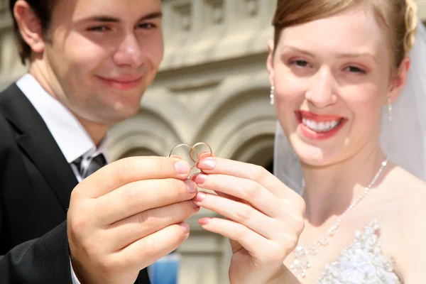 Iance, noiva e os anéis — Fotografia de Stock