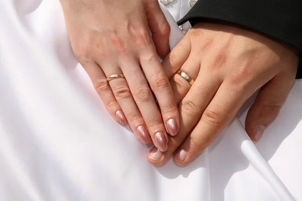 Dos manos con los anillos — Foto de Stock