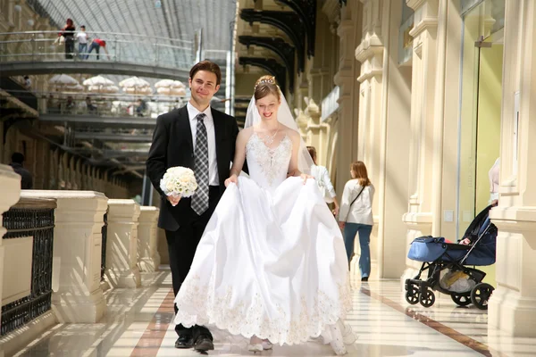 Fästman med bruden de går på passagen — Stockfoto