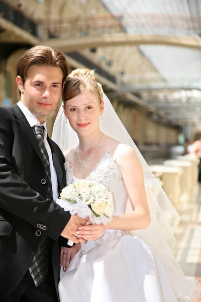 Fidanzato con la sposa stanno in piedi — Foto Stock