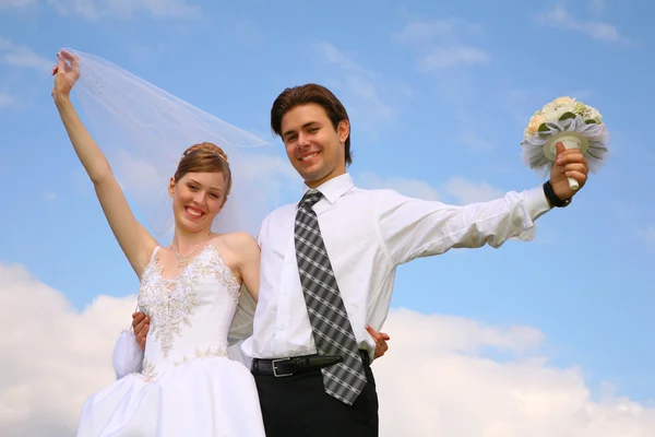 在天空上的幸福婚礼夫妇 — 图库照片