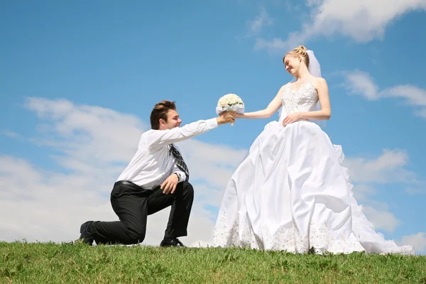 婚約者は花嫁に花束を委託します。 — ストック写真
