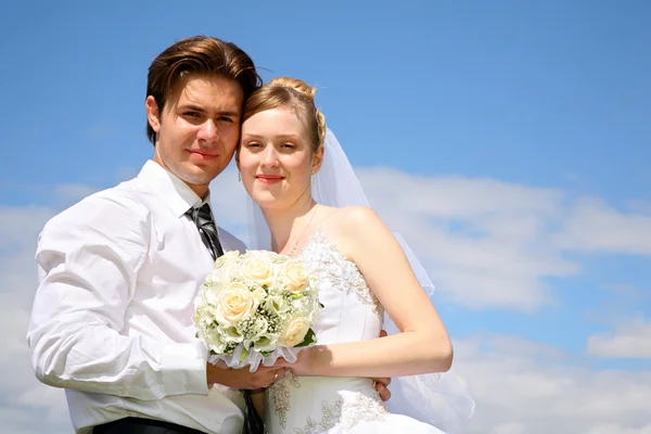 未婚夫、 新娘、 花束和天空 — 图库照片