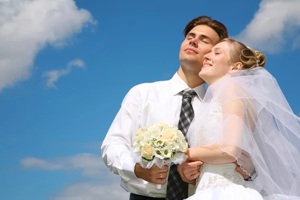 Fästman och bruden mot bakgrund av himlen — Stockfoto