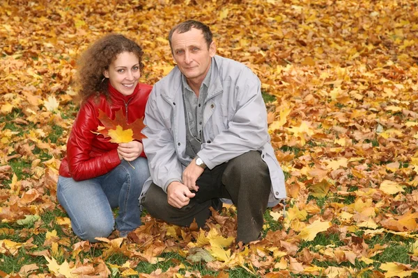 Daughter with the father in the park in autumn — Stock Photo, Image