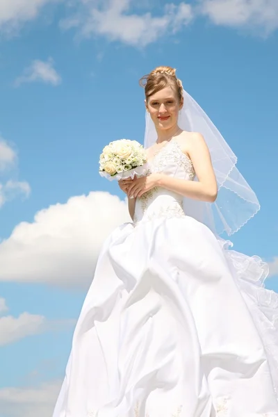 Bruid tegen de achtergrond van de hemel — Stockfoto