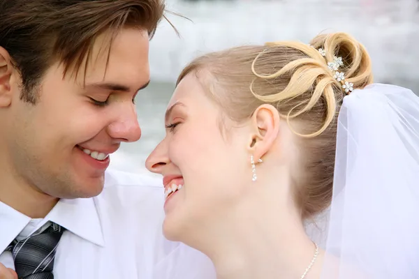 Невеста с женихом они улыбаются друг другу — стоковое фото