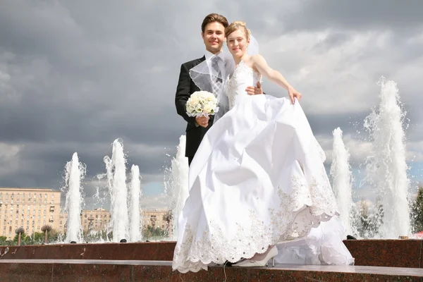 Fiance, bride and the fountains — Stock Photo, Image