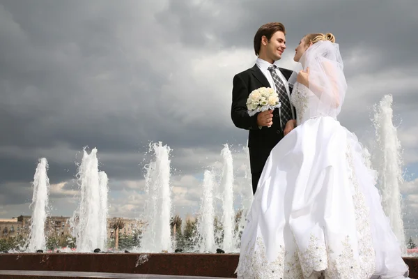 Noiva com o noivo contra o fundo das fontes — Fotografia de Stock