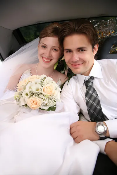 Noiva e noivo no carro — Fotografia de Stock
