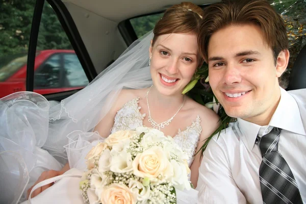 Prometido y novia sentarse en el automóvil — Foto de Stock