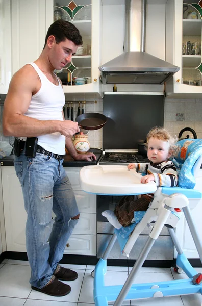 Ο άνθρωπος με το παιδί στην κουζίνα — Φωτογραφία Αρχείου