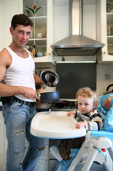 Ο πατέρας με το γιο της στην κουζίνα — Φωτογραφία Αρχείου