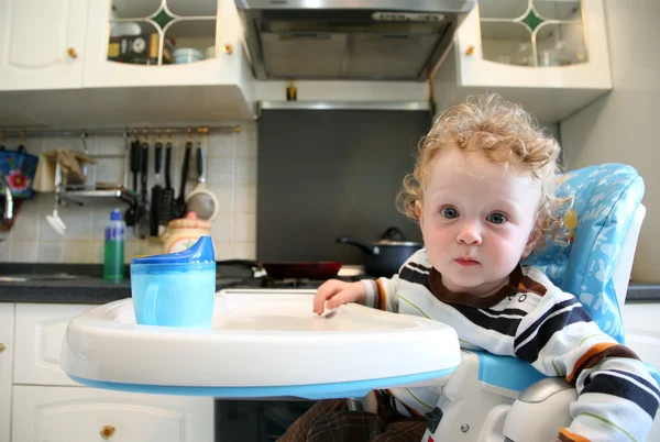 Niño en la cocina —  Fotos de Stock