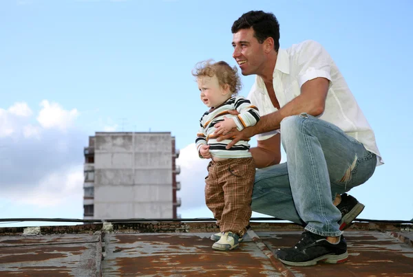 Father with the child on the roof — Stock Photo, Image